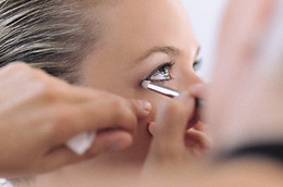 Professionelles Augen-Make-up wird aufgetragen
