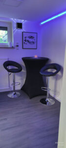 Lounge-Sitzecke mit Stehtisch und Barhockern